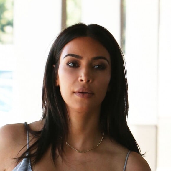 Kim Kardashian est allée déjeuner avec sa soeur Kourtney et son ex compagnon Scott Disick au restaurant "Maria Italian Kitchen" à Calabasas le 24 juin 2016.