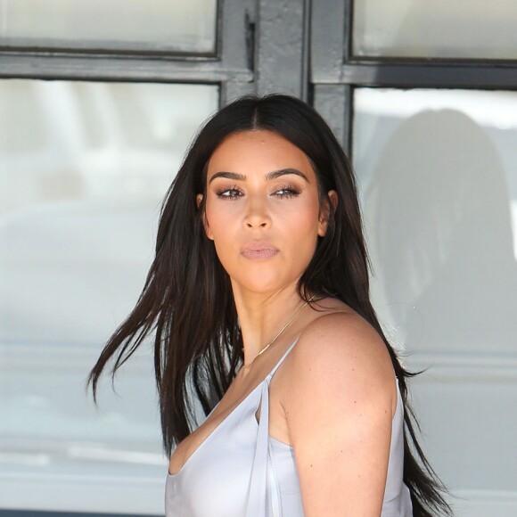 Kim Kardashian est allée déjeuner avec sa soeur Kourtney et son ex compagnon Scott Disick au restaurant "Maria Italian Kitchen" à Calabasas le 24 juin 2016.
