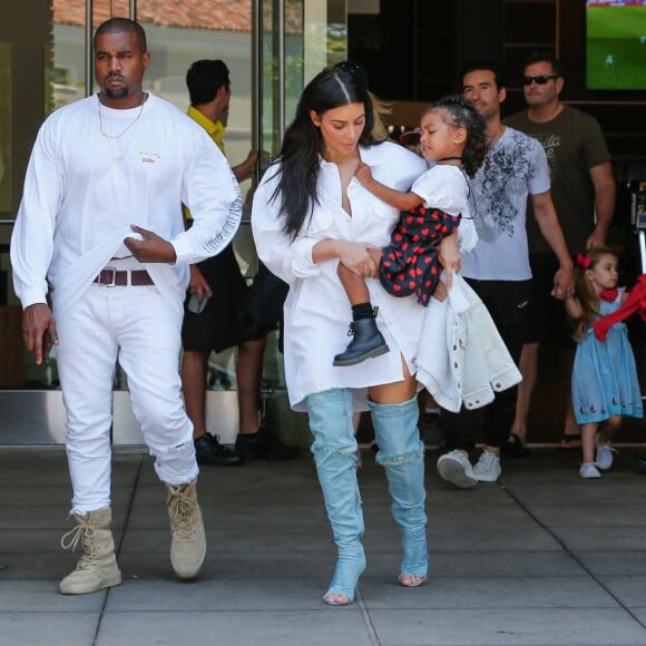 Kim Kardashian et Kanye West avec leur fille North lors d'une sortie au cinéma avec Kourtney Kardashian, Scott Disick, leurs enfants Penelope et Mason, et Kris Jenner, à Los Angeles le 25 juin 2016