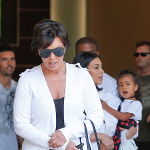 Kim Kardashian et Kanye West avec leur fille North lors d'une sortie au cinéma avec Kourtney Kardashian, Scott Disick, leurs enfants Penelope et Mason, et Kris Jenner, à Los Angeles le 25 juin 2016