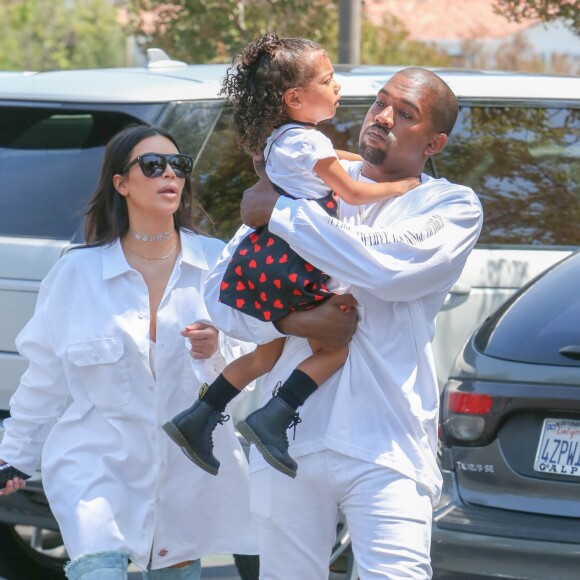 Kim Kardashian avec son mari Kanye West emmènent leur fille North West au cinéma pour voir le film 'Finding Dory' à Calabasas le 25 juin 2016.