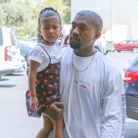 Kim Kardashian avec son mari Kanye West emmènent leur fille North West au cinéma pour voir le film 'Finding Dory' à Calabasas le 25 juin 2016.