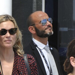Kate Moss et son compagnon le comte Nikolai von Bismarck arrivent à Venise, le 27 juin 2016.