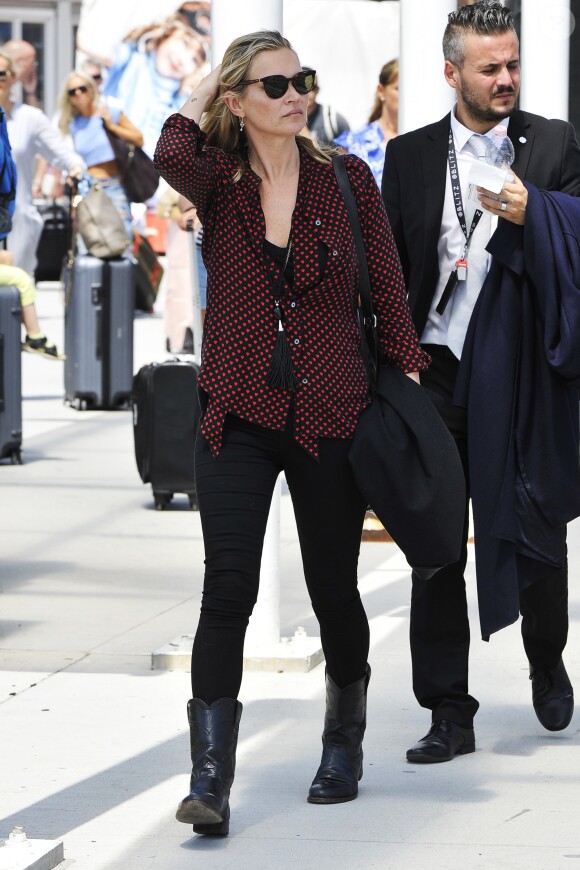 Kate Moss arrive à Venise, le 27 juin 2016.