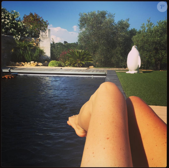 Estelle Lefébure (50 ans) profite du soleil dans le sud de la France. L'ex-top est sublime en maillot de bain. Juin 2016.