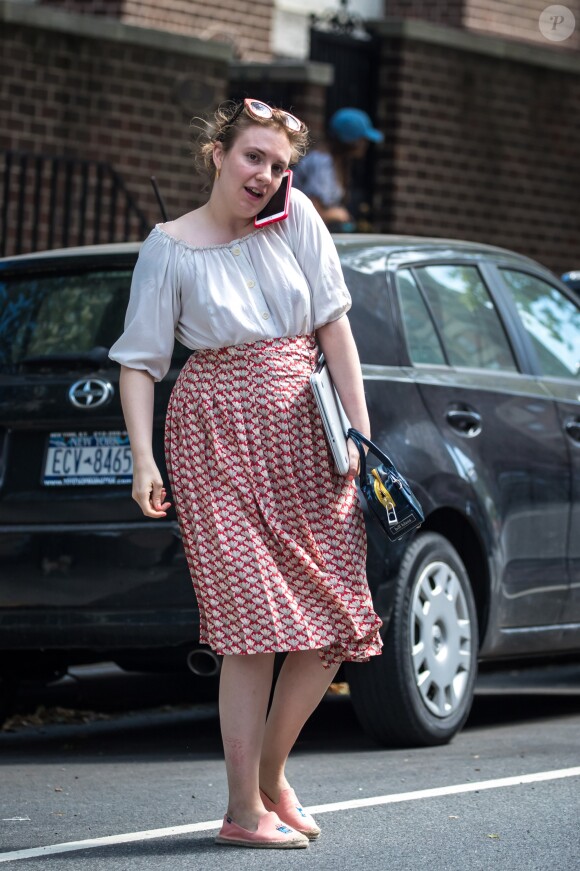Exclusif - Lena Dunham dans les rues de New York, le 27 juin 2016.