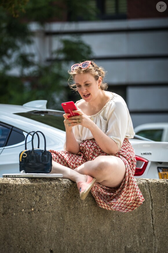 Exclusif - L'actrice Lena Dunham dans les rues de New York, le 27 juin 2016.