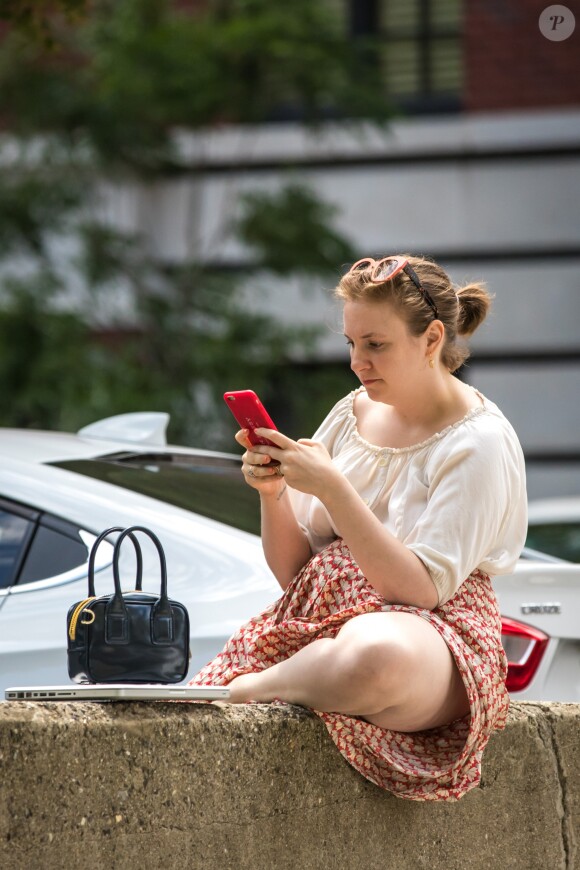 Exclusif - Lena Dunham dans les rues de New York, le 27 juin 2016.