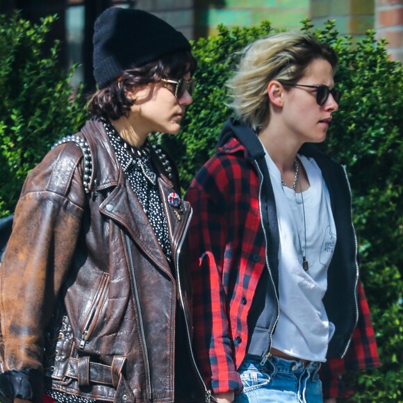 Kristen Stewart, les cheveux blond, se promène main dans la main avec sa petite amie Soko dans les rues de New York, le 12 avril 2016