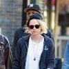 Kristen Stewart, les cheveux blonds, se promène avec sa petite amie Soko dans les rues de New York, le 12 avril 2016