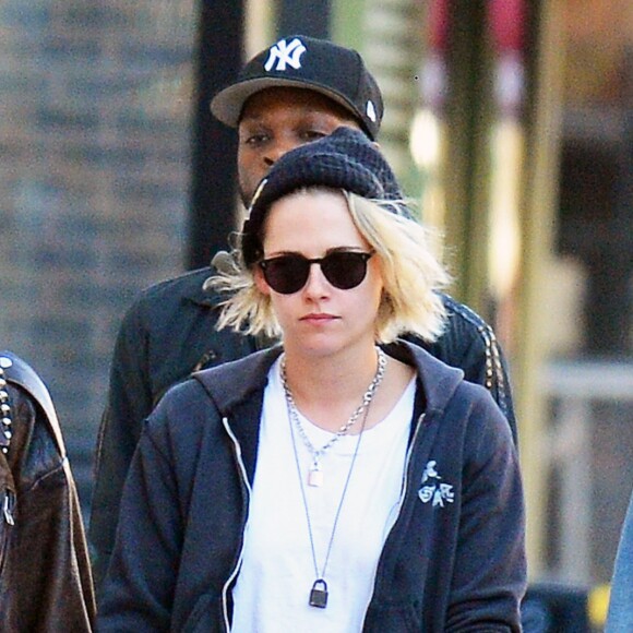 Kristen Stewart, les cheveux blonds, se promène avec sa petite amie Soko dans les rues de New York, le 12 avril 2016