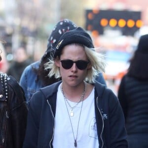 Kristen Stewart, les cheveux blond, se promène main dans la main avec sa petite amie Soko dans les rues de New York, le 12 avril 2016