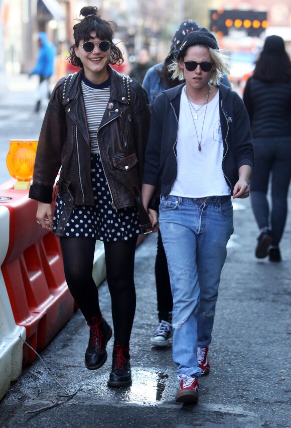 Kristen Stewart, les cheveux blond, se promène main dans la main avec sa petite amie Soko dans les rues de New York, le 12 avril 2016