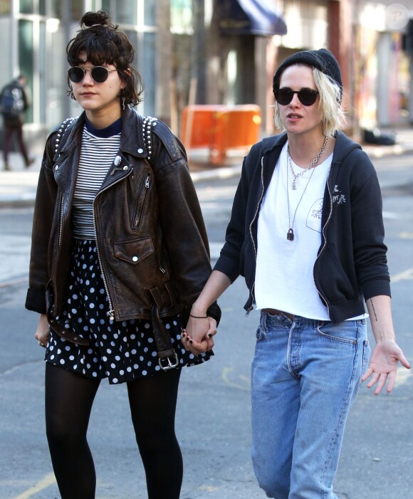 Kristen Stewart, les cheveux blond, se promène main dans la main avec sa petite amie Soko dans les rues de New York, le 12 avril 2016
