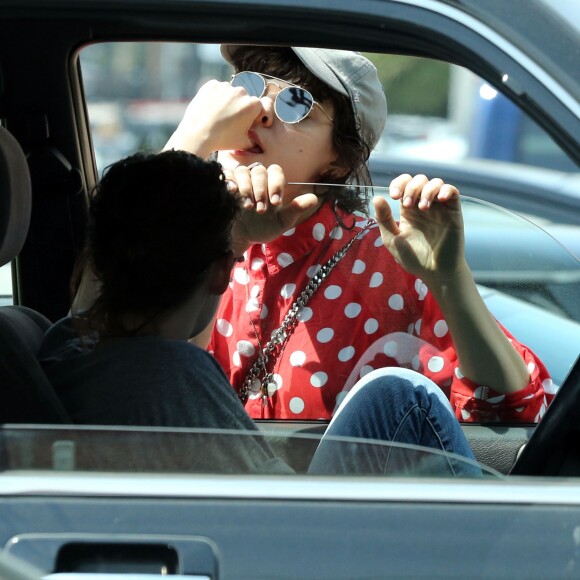 Exclusif - Kristen Stewart et sa petite amie Stéphanie Sokolinski câlines et très intimes devant les photographes à la sortie d'un restaurant à Los Feliz, le 28 mars 2016