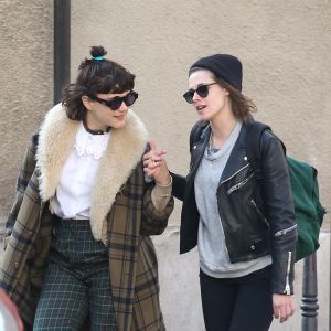 Kristen Stewart et sa compagne Soko (Stéphanie Sokolinski) partagent un baiser lors d'une balade romantique à Paris le 15 mars 2016. © Agence / Bestimage