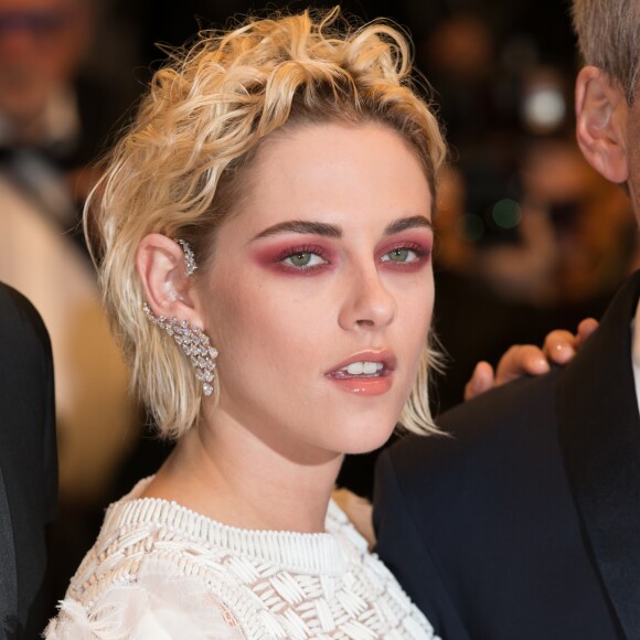 Kristen Stewart (bagues et boucles d'oreilles Messika) - Montée des marches du film "Personal Shopper" lors du 69e Festival International du Film de Cannes. Le 17 mai 2016. © Cyril Moreau/Bestimage
