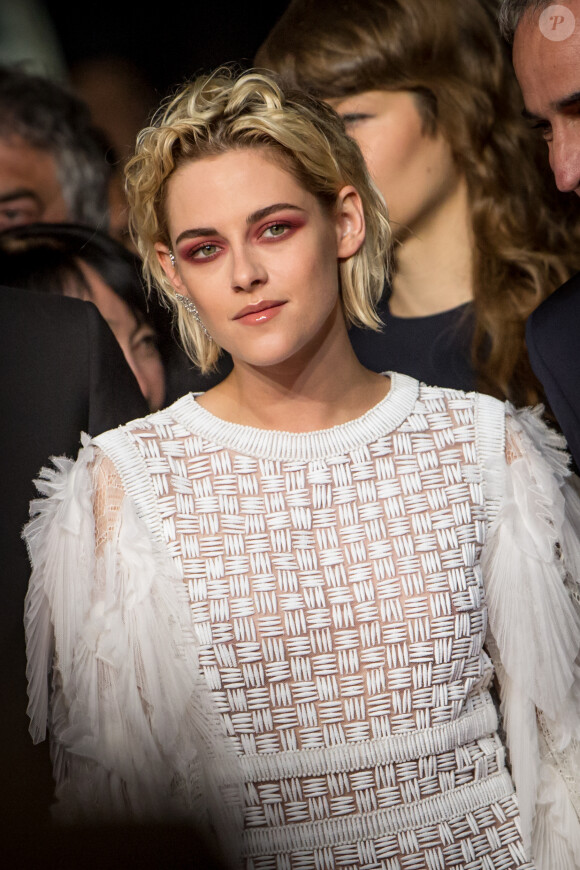 Kristen Stewart (bagues et boucles d'oreilles Messika) - Montée des marches du film "Personal Shopper" lors du 69e Festival International du Film de Cannes. Le 17 mai 2016. © Cyril Moreau/Bestimage