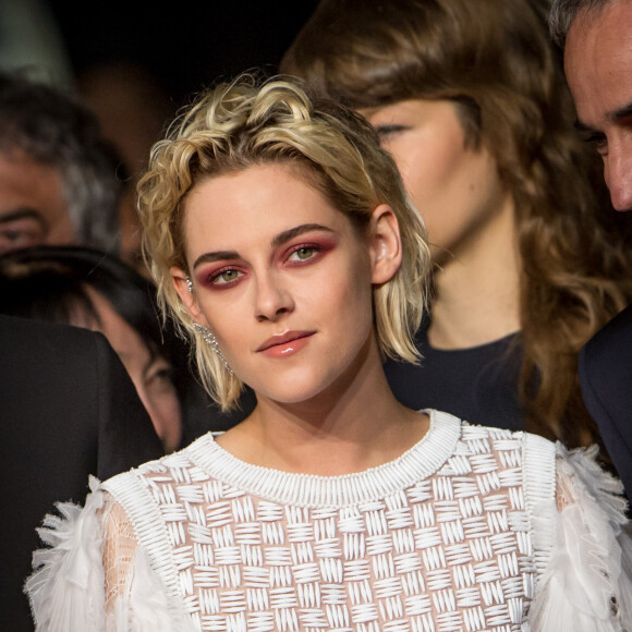 Kristen Stewart (bagues et boucles d'oreilles Messika) - Montée des marches du film "Personal Shopper" lors du 69e Festival International du Film de Cannes. Le 17 mai 2016. © Cyril Moreau/Bestimage