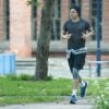 Exclusif - Harry Styles, un bonnet sur la tête et entouré de gardes du corps fait un jogging avant d'aller sur le tournage du film "Dunkirk" à Dunkerque le 16 juin 2016