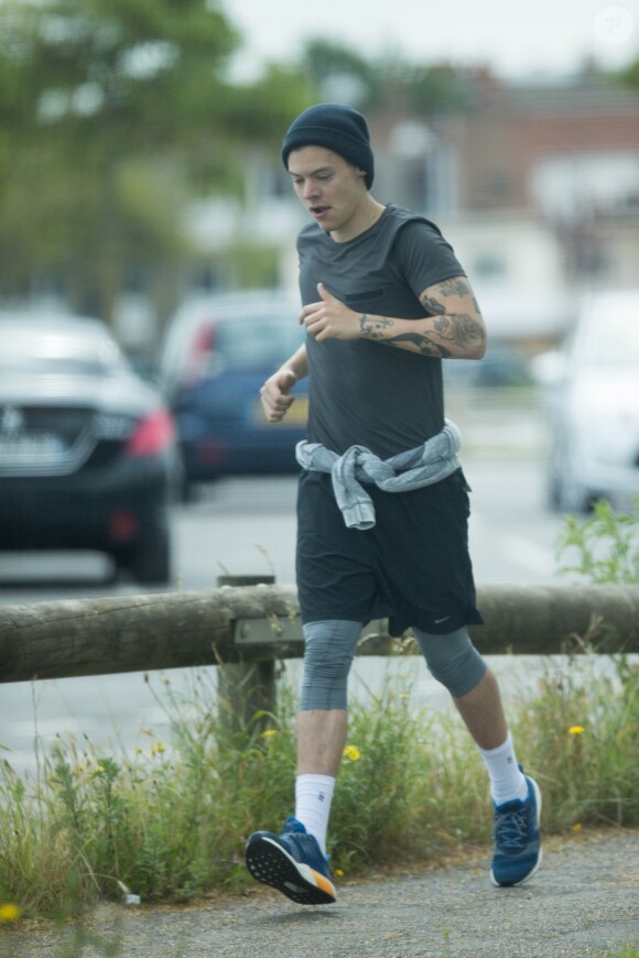 Exclusif - Harry Styles fait un jogging à Dunkerque le 16 juin 2016