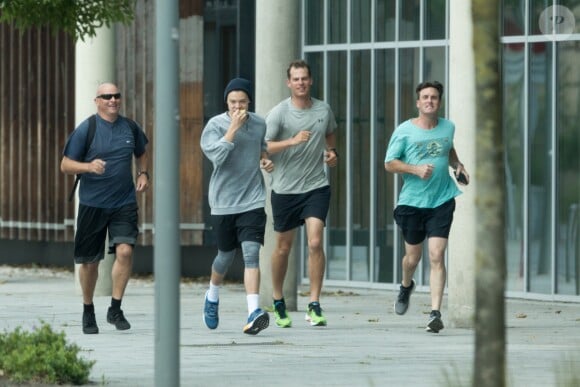 Exclusif - Harry Styles, entouré de gardes du corps, fait un jogging avant d'aller sur le tournage du film "Dunkirk" à Dunkerque le 16 juin 2016