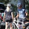 Exclusif - Dennis Quaid et sa femme Kimberly ont fait le 6 septembre 2013 une promenade à vélo ensemble dans le quartier de Brentwood, à Los Angeles. Après le rocambolesque feuilleton de leur divorce finalement avorté, les époux semblent avancer dans la même direction.