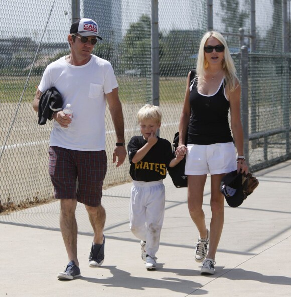 Dennis Quaid et Kimberly Buffington accompagnaient le 18 mars 2013 leur fils Thomas, 5 ans, à son match de baseball, dans le quartier de Brentwood, à Los Angeles.
