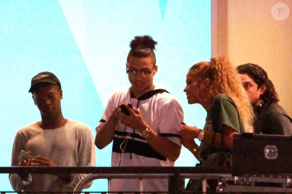 Quincy (fils de Diddy) et Cassie (compagne de Diddy) quittent le restaurant Dave and Buster's à l'issue de la fête d'anniversaire de Khloé Kardashian. Los Angeles, le 27 juin 2016.