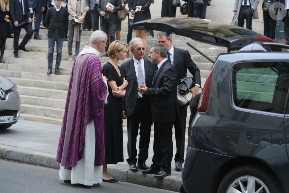 Stéphane Delajoux avec sa femme Julie Andrieu et le frère de la défunte Nicole Courcel - Obsèques de Nicole Courcel en l'église Saint-Roch à Paris le 30 juin 2016.