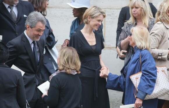 Julie Andieu et son mari Stéphane Delajoux - Obsèques de Nicole Courcel en l'église Saint-Roch à Paris le 30 juin 2016.