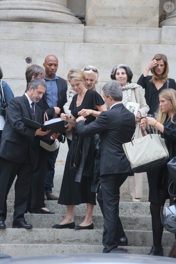 Julie Andrieu et son mari Stéphane Delajoux - Obsèques de Nicole Courcel en l'église Saint-Roch à Paris le 30 juin 2016.