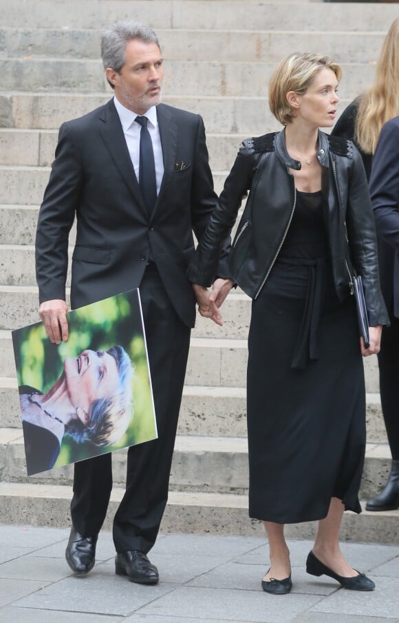 Julie Andrieu et son mari Stéphane Delajoux - Obsèques de Nicole Courcel en l'église Saint-Roch à Paris le 30 juin 2016.