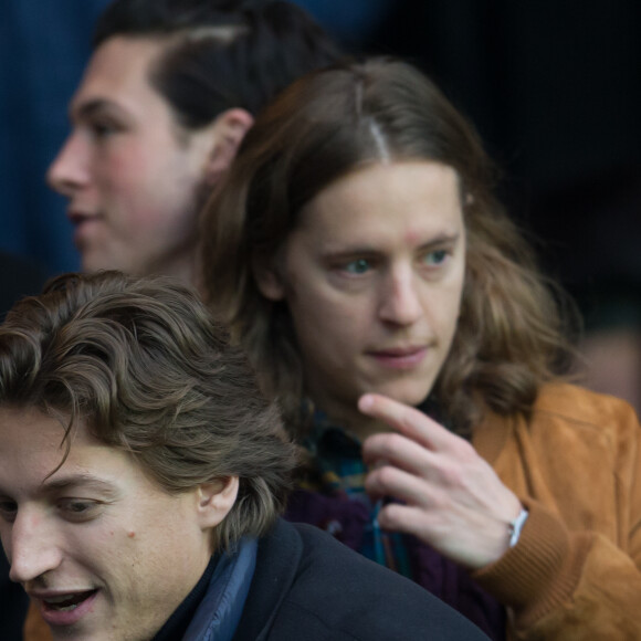 Pierre Sarkozy et Jean Sarkozy lors du match PSG - Angers au Parc des Princes à Paris le 23 Janvier 2016. © Cyril Moreau/Bestimage