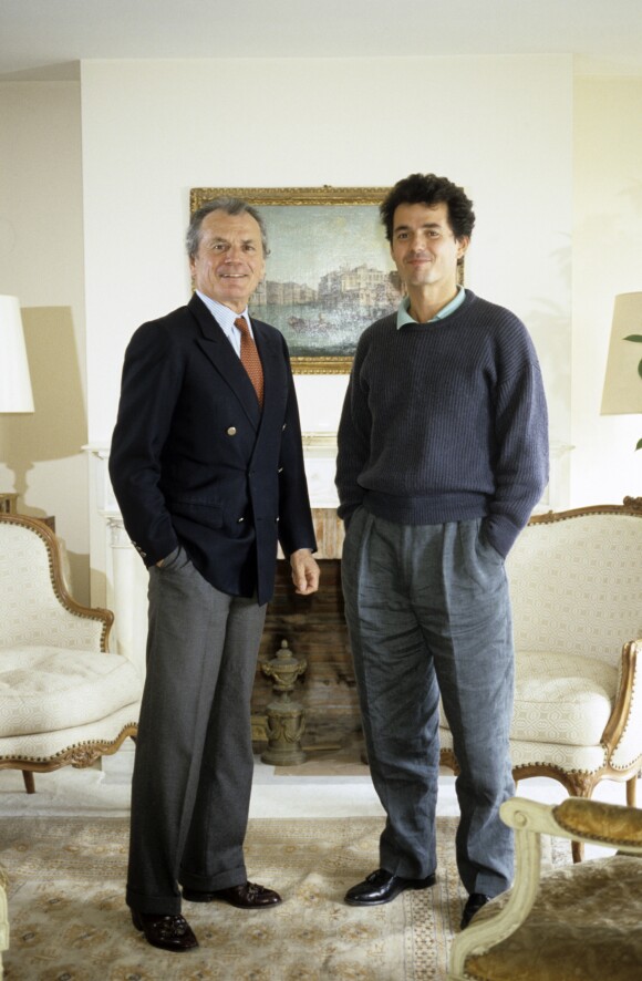 Archives - Maurice Cazeneuve (directeur de TELE-UNION) avec son fils Fabrice chez lui en septembre 1986.