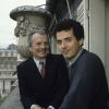 Archives - Maurice Cazeneuve (directeur de TELE-UNION) avec son fils Fabrice pose chez lui en septembre 1986.