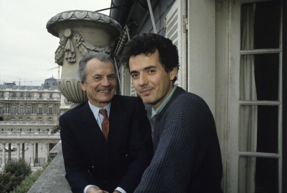 Archives - Maurice Cazeneuve (directeur de TELE-UNION) avec son fils Fabrice pose chez lui en septembre 1986.