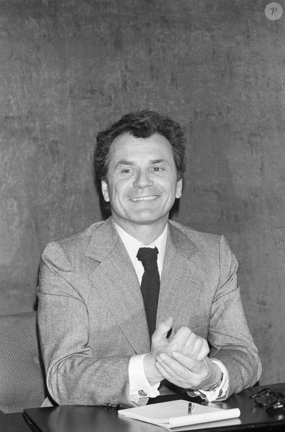 Archives - Maurice Cazeneuve, à son bureau le 21 avril 1976.