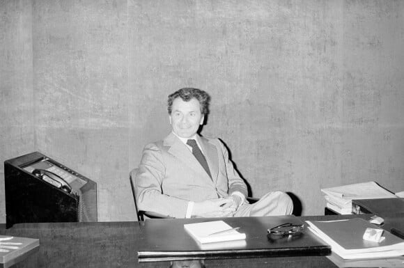 Archives - Maurice Cazeneuve pose à son bureau le 21 avril 1976