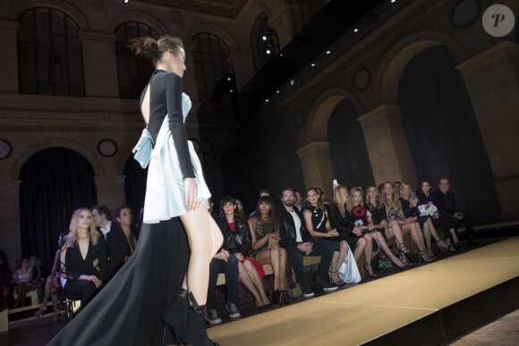 Défilé Atelier Versace (collection haute couture automne-hiver 2016-2017) au Palais Brongniart. Paris, le 3 juillet 2016.