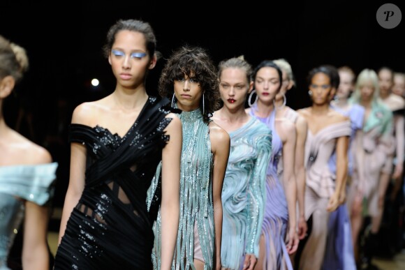 Défilé Atelier Versace (collection haute couture automne-hiver 2016-2017) au Palais Brongniart. Paris, le 3 juillet 2016.