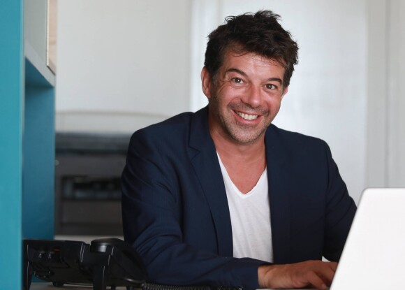 Exclusif - Stéphane Plaza pose dans sa nouvelle agence immobilière à Six Fours, le 1er août 2015.