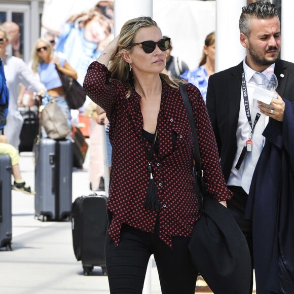 Kate Moss et son compagnon le comte Nikolai von Bismarck arrivent à Venise, le 27 juin 2016.