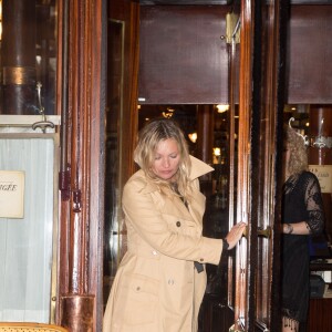 Kate Moss quitte la brasserie Lipp à Paris le 3 juillet 2016.