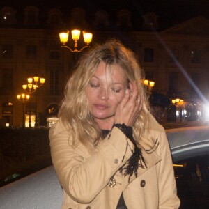 Kate Moss quitte la brasserie Lipp à Paris le 3 juillet 2016.