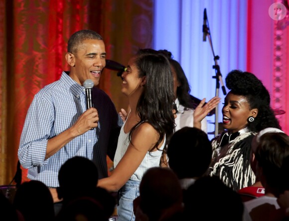 Le président des Etats-Unis Barack Obama célèbre l'anniversaire de sa fille Malia (18 ans) et la date commémorative de l'indépendance du pays lors d'une cérémonie à la Maison Blanche, le 4 juillet 2016 à Washington. La chanteuse Janelle Monáe et le rappeur Kendrick Lamar ont donné un concert pour l'occasion.