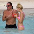 Le rockeur Richie Sambora profite d'une belle journée ensoleillée avec sa fille Ava Sambora sur une plage à Saint-Barthélemy, le 26 juin 2016