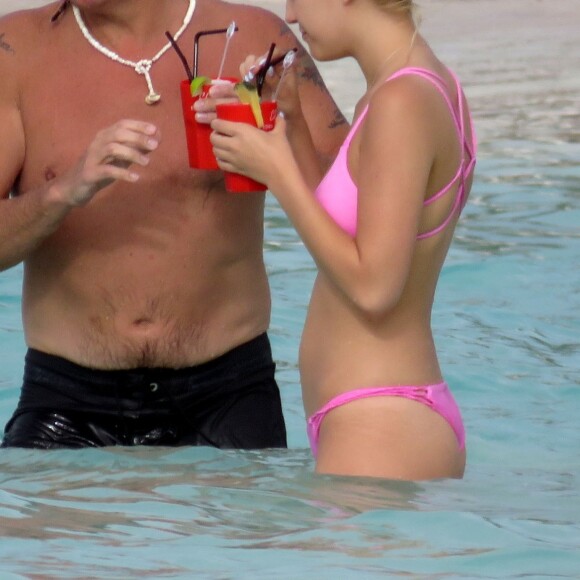 Le rockeur Richie Sambora profite d'une belle journée ensoleillée avec sa fille Ava Sambora sur une plage à Saint-Barthélemy, le 26 juin 2016