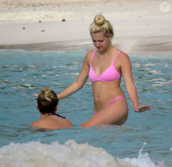 Ava Sambora sur une plage à Saint-Barthélemy, le 26 juin 2016