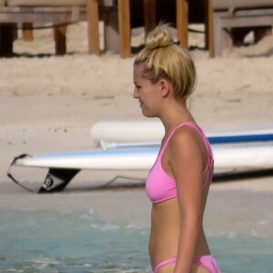 Ava Sambora sur une plage à Saint-Barthélemy, le 26 juin 2016